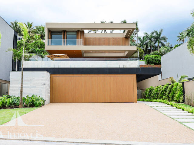#823 - Casa para Venda em Santana de Parnaíba - SP